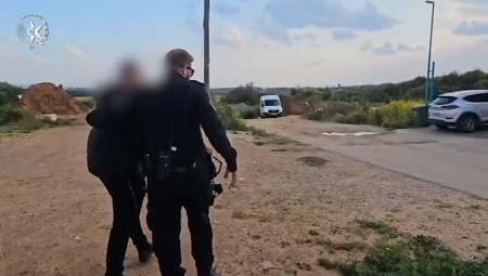 توقيف شاب من الطيرة نقل قنبلة عنقودية بسيارته من موقع سقوط في بني براك